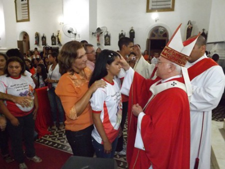   Dom Jailme crisma jovens em Nova Cruz